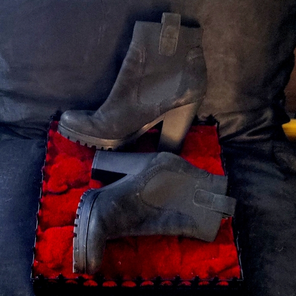 Black booties, guess, fashion, designer, travel, casual, party, women - Picture 8 of 8